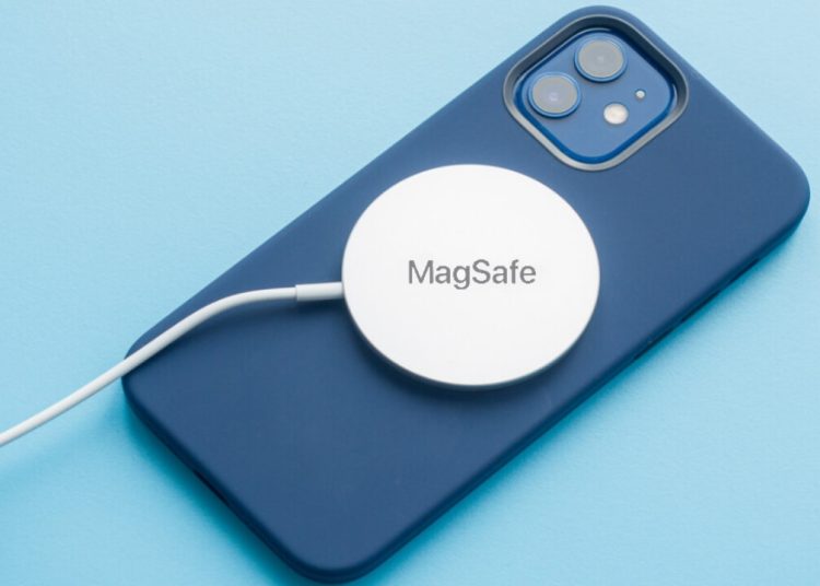 Hãy đặt điện thoại vào đúng vị trí sạc của MagSafe để tối ưu hóa và đẩy nhanh quá trình sạc pin